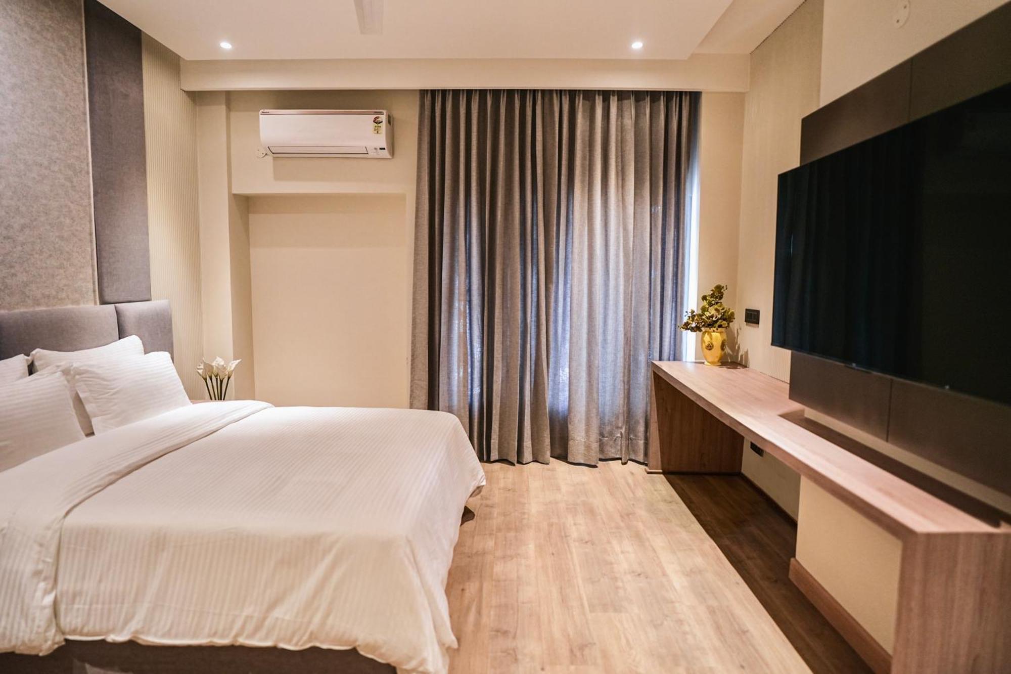 Hotel Tanveer, Kurali Екстериор снимка